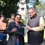 स्वाति खंडूरी डिमरी ने कृषि मंत्री गणेश जोशी को हाउस ऑफ़ स्वाशा ब्रांड के अंतर्गत बांस (Bamboo) से निर्मित परिधान भेंट किए