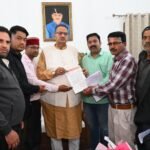 मंत्री गणेश जोशी ने आज मसूरी क्षेत्र के पूर्व ग्राम प्रधानों से भेंट कर क्षेत्रीय विकास से संबंधित विभिन्न विषयों पर विस्तृत चर्चा की