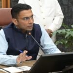 जिलाधिकारी ने निर्देशित किया कि संपूर्ण सड़क मार्ग पर लोक निर्माण विभाग पुलिस विभाग के समन्वय से बैरिकेडिंग की व्यवस्था सुनिश्चित करेगा