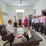 मंत्री गणेश जोशी ने सैनिक कल्याण विभाग के अधिकारियों एवं कर्मचारियों को सप्ताह में एक दिन शनिवार को “नो व्हीकल डे” अपनाने की अपील करते हुए सार्वजनिक परिवहन एवं इलेक्ट्रिक वाहनों का अधिकाधिक उपयोग करने के निर्देश दिए