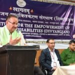 कैबिनेट मंत्री गणेश जोशी ने दृष्टि दिव्यांग छात्रों को वितरित किए लैपटॉप