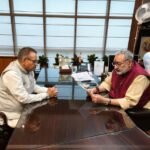देहरादून सिल्क पार्क में तैयार हो रहे रेशमी उत्पादों की जानकारी कृषि मंत्री गणेश जोशी ने गिरिराज सिंह को दी
