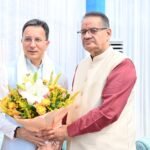गणेश जोशी ने जितिन प्रसाद को स्थानीय उत्पादों से निर्मित किट भेंट की